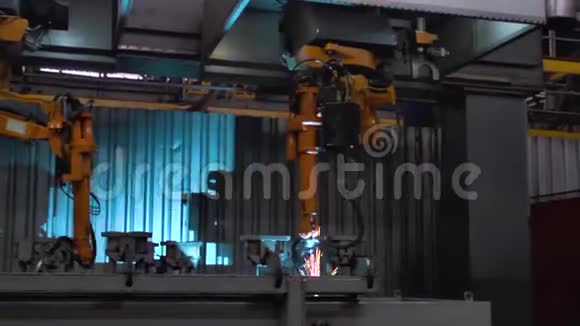 工厂用焊机对金属零件进行焊接场景大型工业机器人金属汽车焊接器视频的预览图