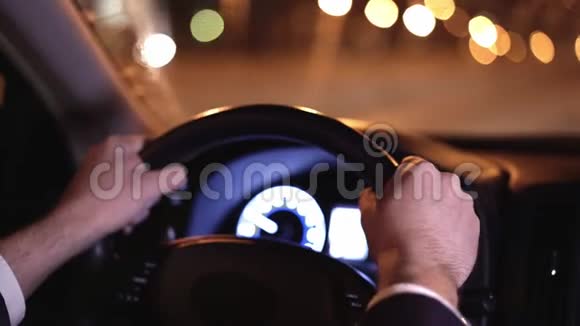一个面目全非的商人在夜城开车视频的预览图