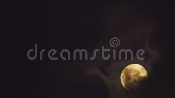 月亮时间随着云层的推移而流逝视频的预览图