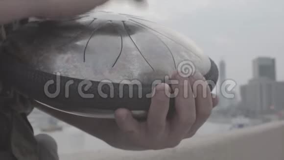 双手在海滨特写上演奏哈皮鼓视频的预览图