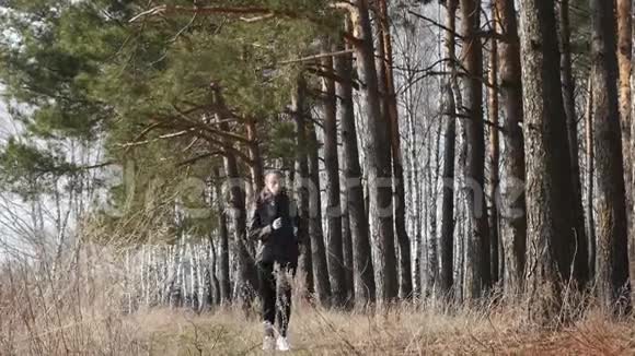 户外健身运动运动女人穿过树林视频的预览图