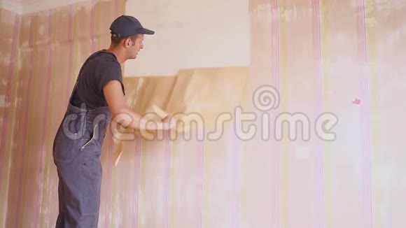 工人把墙纸从墙上拿走公寓的维修视频的预览图