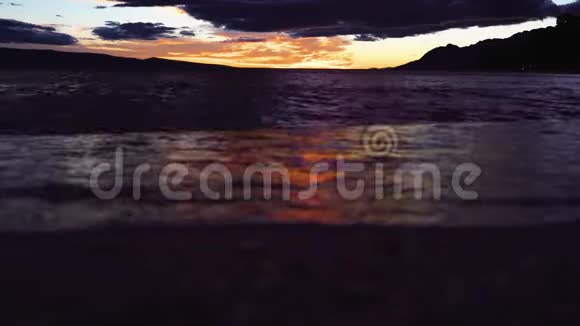 在海上日落背景下奔跑的腿轮廓海上日落剪影腿视频的预览图