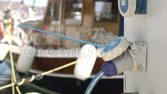 用于船只和游艇的充电站用于在港口为船只充电的电源插座视频的预览图