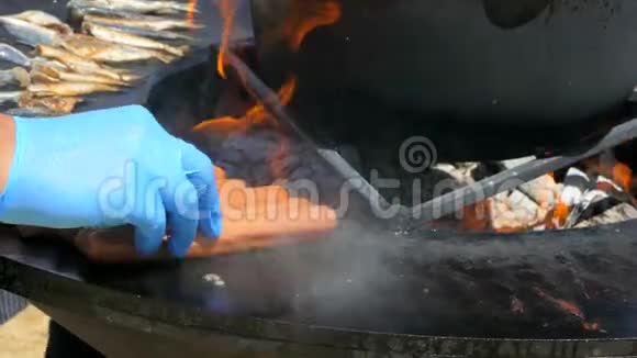 厨师把香肠和鱼放在餐盘上视频的预览图