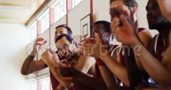 兴奋的篮球运动员坐在长凳上欢呼视频的预览图
