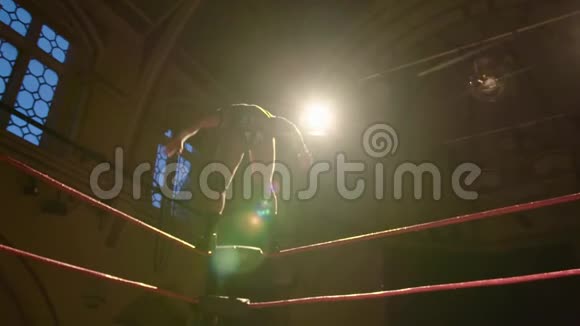 摔跤比赛中摔跤手从顶部绳索上跳下后翻摩月慢动作视频的预览图
