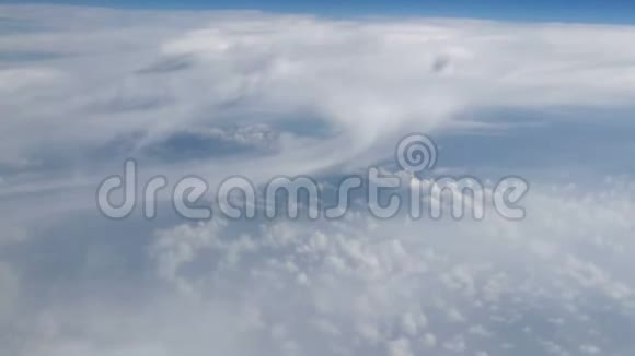 乘坐飞机飞越欧洲云视频的预览图