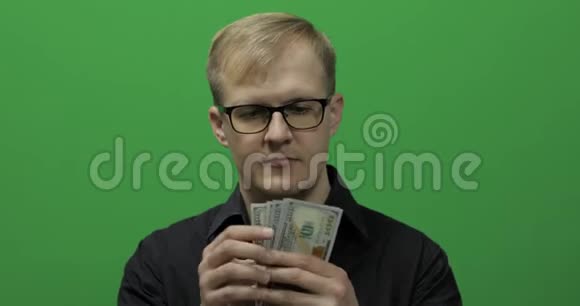 人收到了一笔大额交易的纸币数钱绿屏视频的预览图