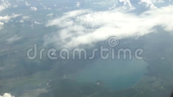 乘坐飞机飞越欧洲云景视频的预览图
