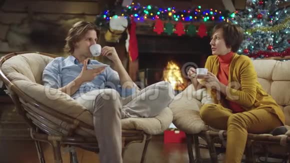 两人一起喝咖啡在圣诞夜聊天视频的预览图