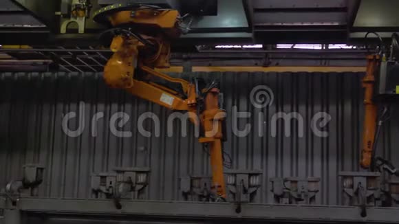 工厂用焊机对金属零件进行焊接场景大型工业机器人金属汽车焊接器视频的预览图