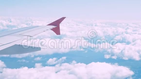 从窗户看飞机的翅膀和云视频的预览图