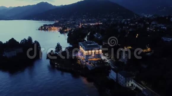 意大利里维埃拉的房子夜宫灯无人驾驶飞机飞行附近的山脉意大利湖无人驾驶飞机4k自然飞行酒店视频的预览图