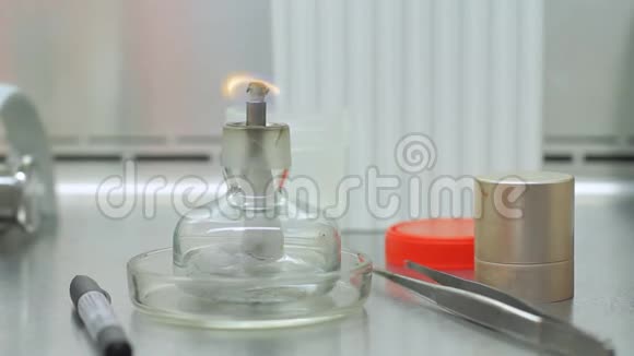 实验室桌上放着火的蜡烛实验室烧杯中的火焰视频的预览图
