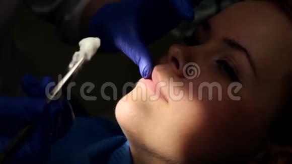 牙医仔细检查或清洁女孩的牙齿视频的预览图