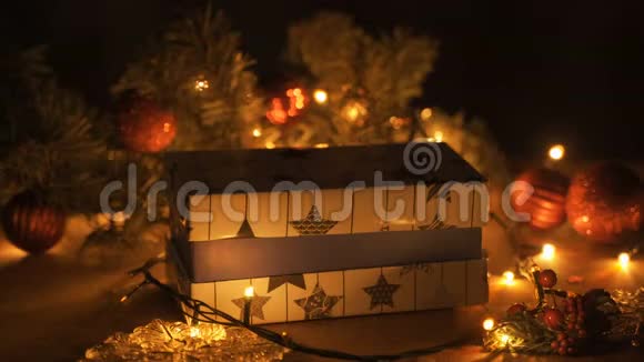 圣诞礼盒装饰用树和树灯视频的预览图