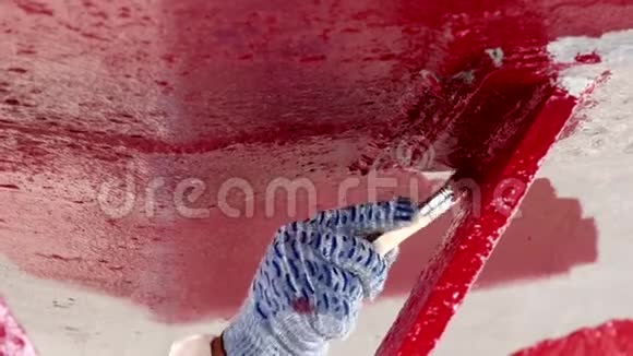 在莫斯科港口造船厂工人在船桨上涂上红色视频的预览图