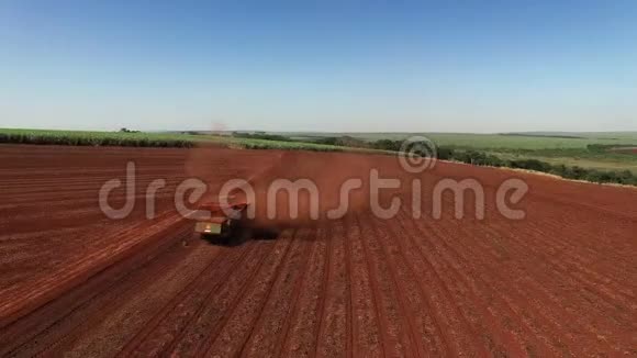 巴西圣保罗的花生机械化收获拖拉机收获花生场的空中循环视频的预览图