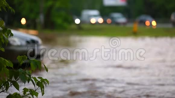 汽车正沿着被洪水淹没的道路行驶慢动作视频的预览图