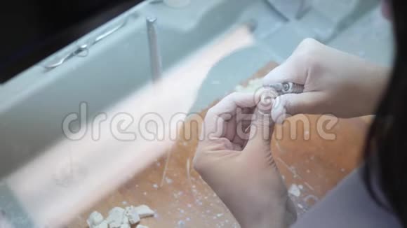 透明玻璃背景下现代牙科生产陶瓷植入物视频的预览图