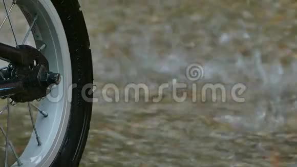 自行车的轮子在雨中变湿了视频的预览图