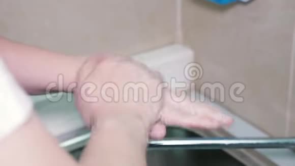 外科医生的双手特写在手术前洗干净消毒视频的预览图