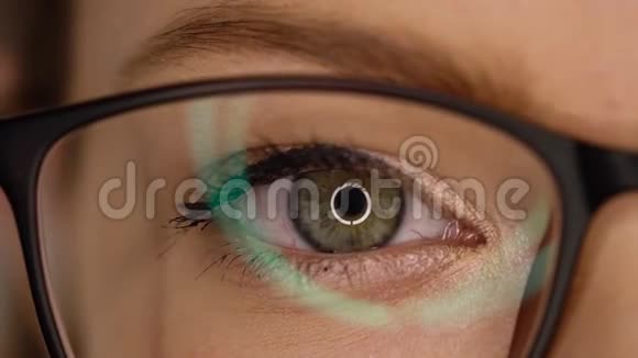 眼镜闪烁的宏观特写眼睛视频的预览图