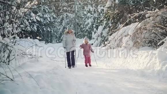 妈妈和女儿在冬天在郊区散步视频的预览图