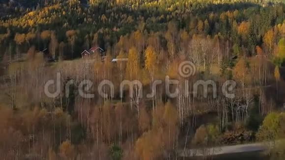 飞过秋天的森林农夫草地上的房子视频的预览图