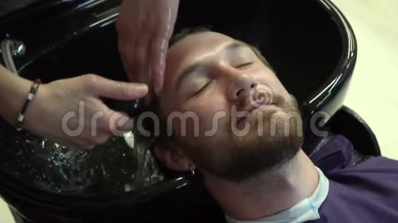 理发店里洗头的理发师视频的预览图