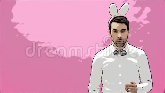 站在粉红色背景上的漂亮男孩穿着白衬衫的时候拿着胡萝卜想烧它视频的预览图
