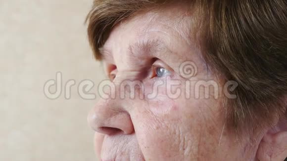 一幅老年妇女特写的悲伤肖像视频的预览图