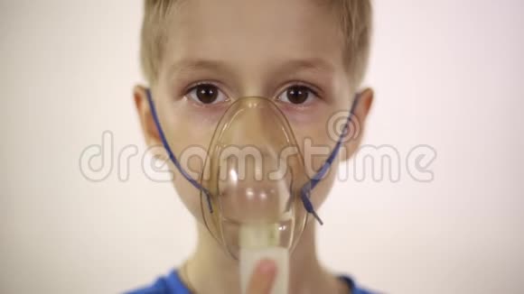戴口罩的男孩接受了治疗视频的预览图