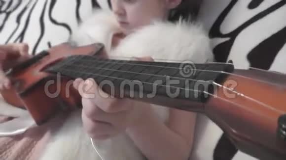 女孩学弹吉他视频的预览图