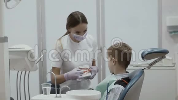 口腔科医生一个小男孩如何用牙刷清洁牙齿视频的预览图