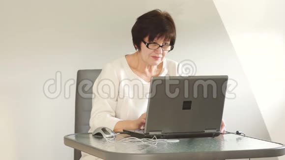 商业女性在电脑工作总编辑秘书自由职业者视频的预览图