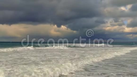 惊涛骇浪的海面之上漆黑的天空快速移动视频的预览图