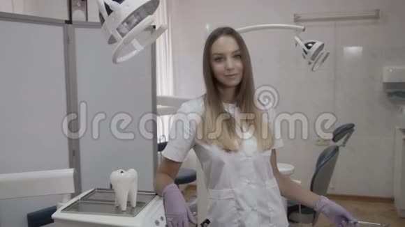 在口腔诊所用手中的工具微笑牙医视频的预览图