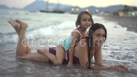 海中有个小孩的年轻女子视频的预览图