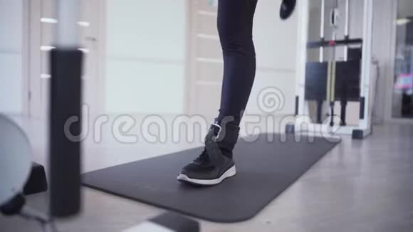 在健身房锻炼力量的女性腿部视频的预览图