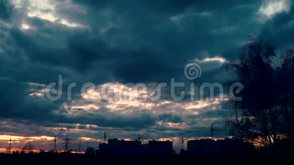镇上壮观的日落戏剧性的天空视频的预览图