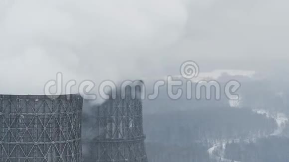 工厂烟雾污染工业烟囱在大气中产生肮脏的烟雾视频的预览图