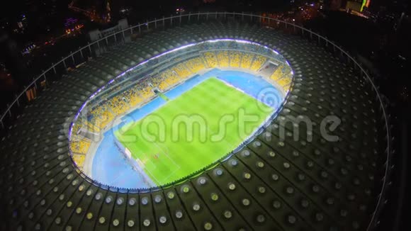 大型体育场夜间足球比赛空中美丽的全景视频的预览图