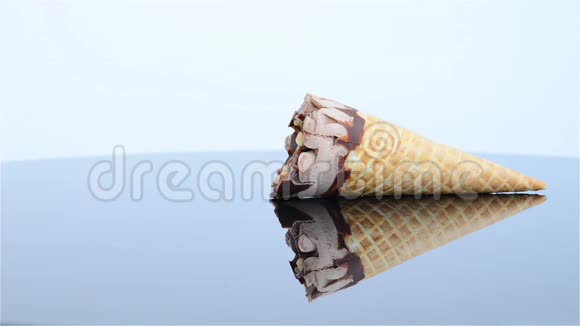 巧克力风味冰淇淋锥旋转视频的预览图