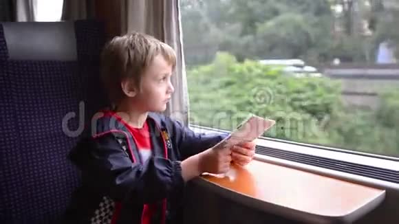 孩子乘火车旅行视频的预览图