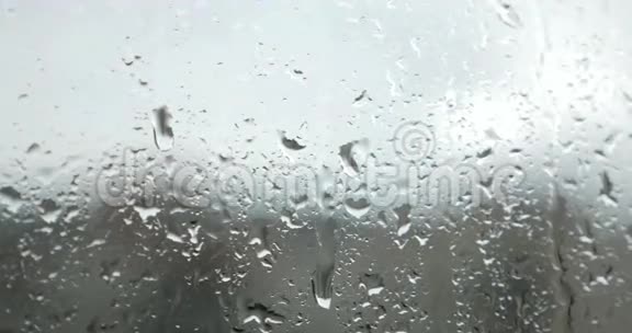 雨滴到窗户上视频的预览图