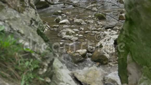 河流急流穿过悬崖视频的预览图