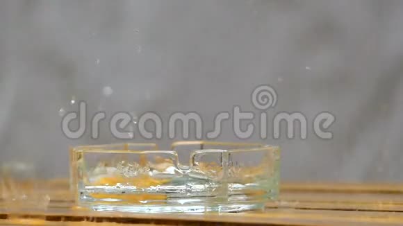 雨水滴落在烟灰缸上慢动作视频的预览图