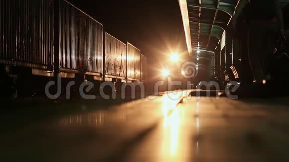 晚上火车到达火车站站台越南视频的预览图